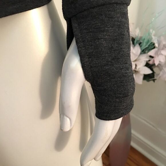 Fit To Wander Thumb hole open back active top - Picture 3 of 6